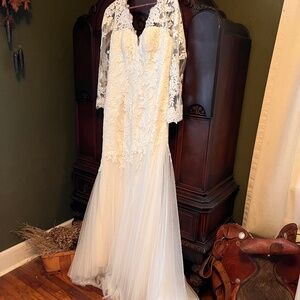 Sz 12 Pronovias Barcelona Gown with sleeves